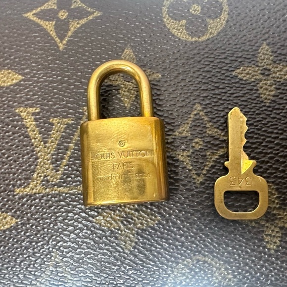 Louis Vuitton Padlock Lock and Key 1 Set Brass Gold
Number 343 Gold Color - Picture 2 of 4